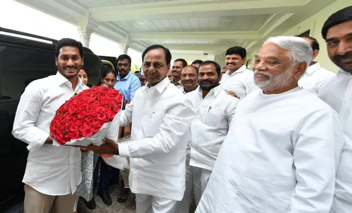andhra pradesh cm meet with telangana cm chandrashekar rao yesterday water problem sovled in both cm decision